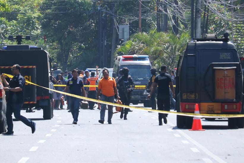Tim Inafis Polri Olah TKP Ledakan Bom di GKI Surabaya - Bagian 2