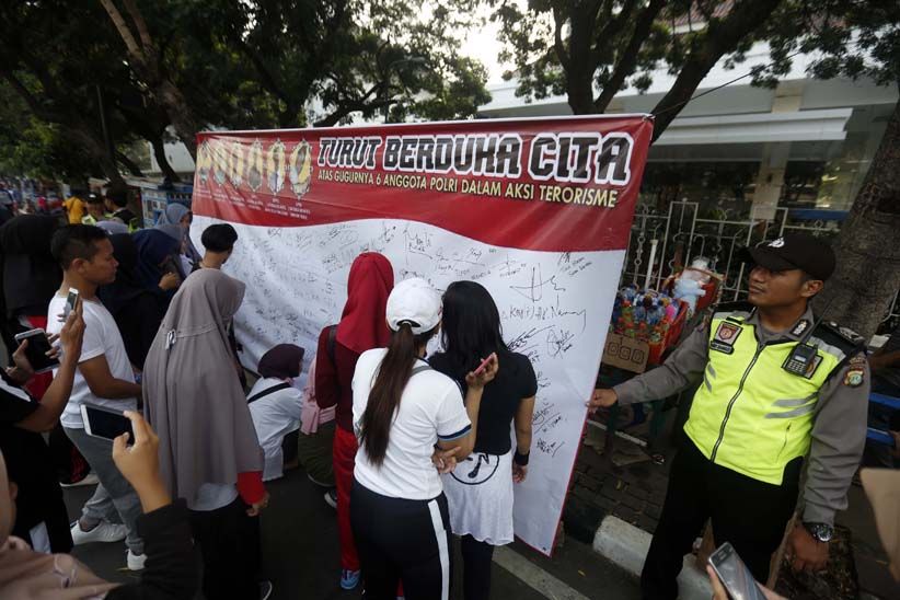 Aksi Tanda Tangan Dukungan untuk Polri Berantas Terorisme - Bagian 1