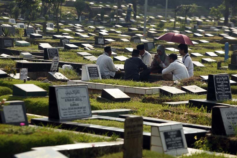 Jelang Ramadan, TPU Karet Bivak Ramai Dikunjungi Peziarah - Bagian 1