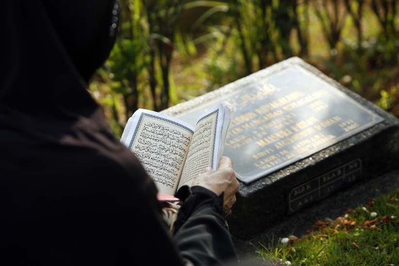 Jelang Ramadan, TPU Karet Bivak Ramai Dikunjungi Peziarah - Bagian 5