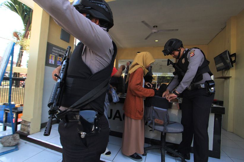 Pascaledakan Bom Mapolrestabes Surabaya, Kantor-Kantor Polisi Dijaga Ketat - Bagian 3