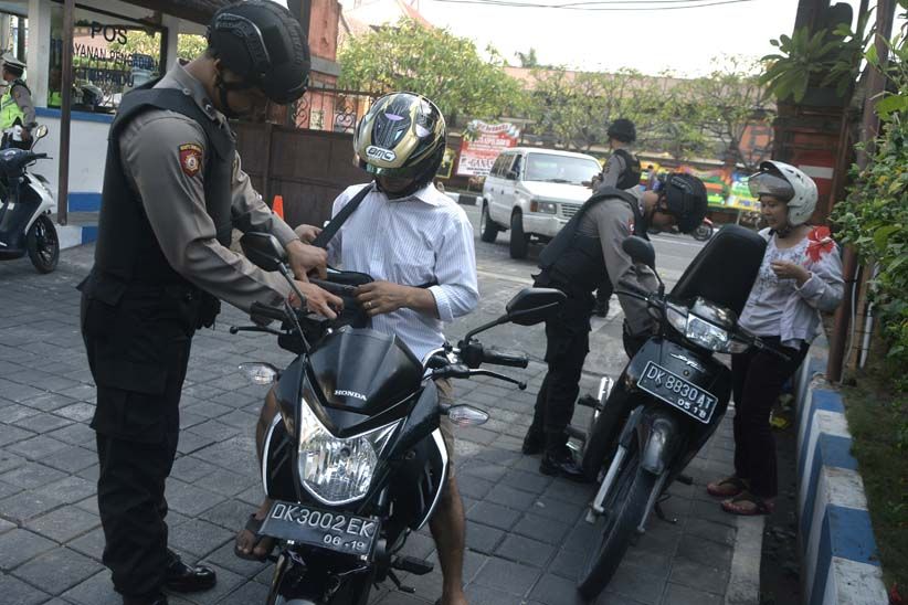 Pascaledakan Bom Mapolrestabes Surabaya, Kantor-Kantor Polisi Dijaga Ketat - Bagian 4