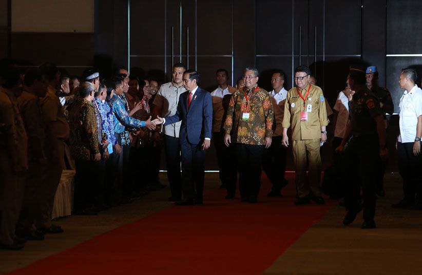 Jokowi Ajak Peserta Rakornas Desa Doakan Korban Teror Bom Surabaya - Bagian 2