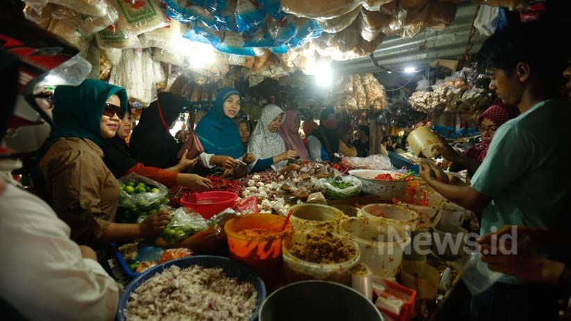Suasana Belanja Kebutuhan Hari Pertama Ramadan di Pasar Pondok Labu - Bagian 1