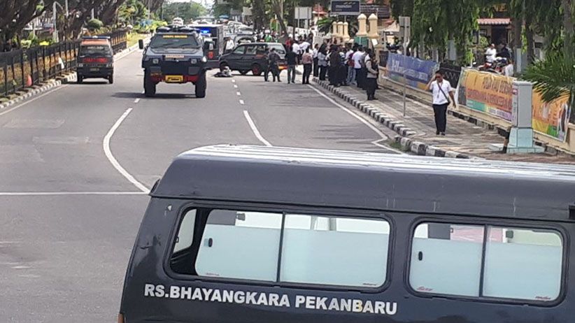 Foto-Foto Terduga Teroris Serang Mapolda Riau Pakai Samurai - Bagian 1