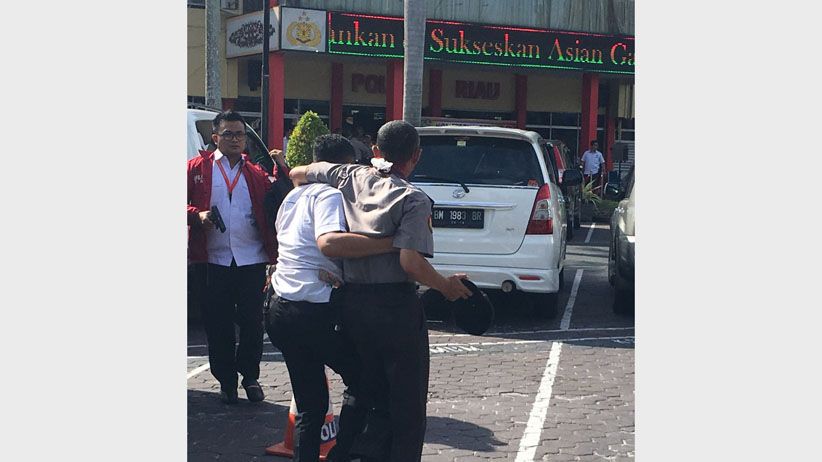 Foto-Foto Terduga Teroris Serang Mapolda Riau Pakai Samurai - Bagian 3