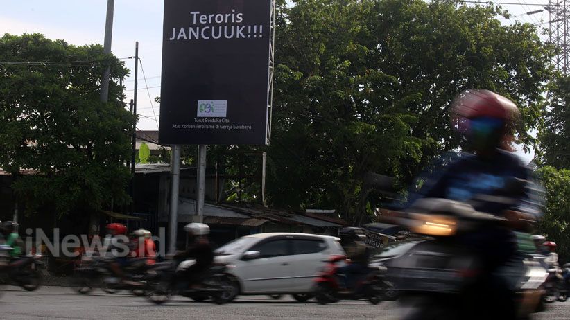 Spanduk Kecam Aksi Terorisme Bermunculan di Surabaya - Bagian 3