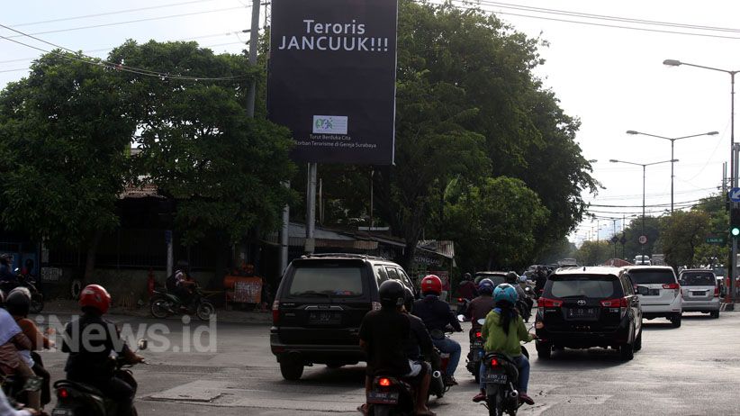 Spanduk Kecam Aksi Terorisme Bermunculan di Surabaya - Bagian 6