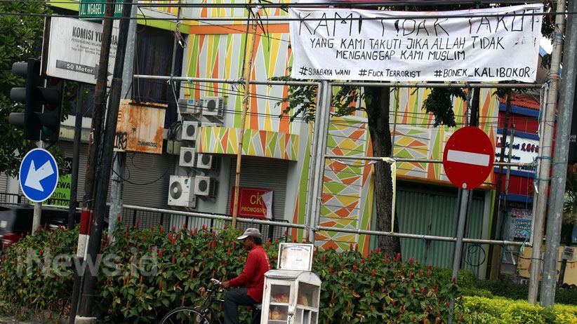 Spanduk Kecam Aksi Terorisme Bermunculan di Surabaya - Bagian 4