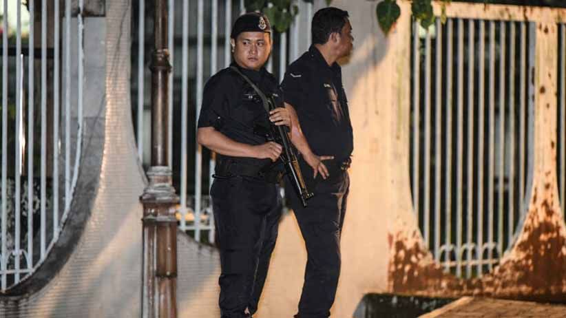 Foto-Foto Polisi Malaysia Geledah Rumah Najib Razak Cari Bukti Korupsi - Bagian 1