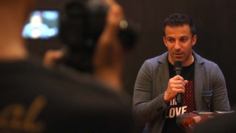Cari Pemain Sepak Bola Berbakat, Del Piero Latih Anak-Anak Medan - Bagian 4