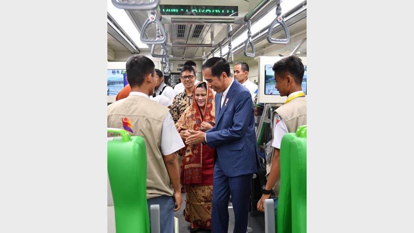 Presiden Jokowi Ajak Pelajar Coba Kereta Bandara Internasional Minangkabau - Bagian 4