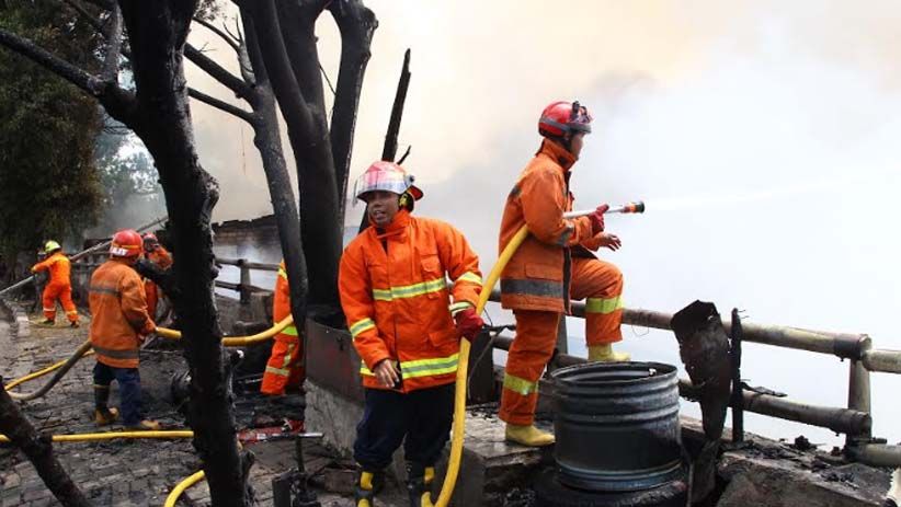 Puluhan Rumah di Cipinang Muara Hangus Terbakar - Bagian 6