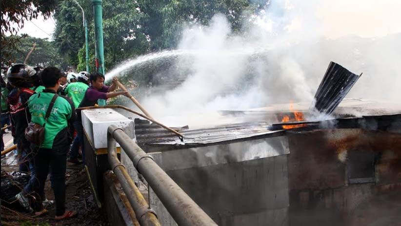 Puluhan Rumah di Cipinang Muara Hangus Terbakar - Bagian 5