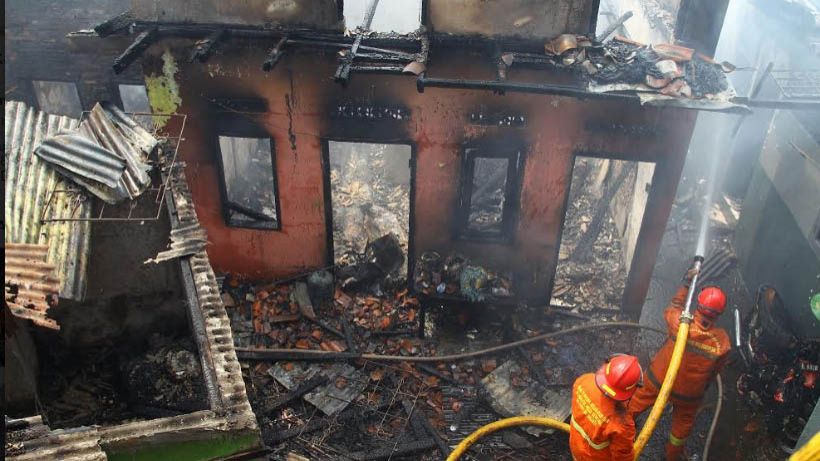 Puluhan Rumah di Cipinang Muara Hangus Terbakar - Bagian 1