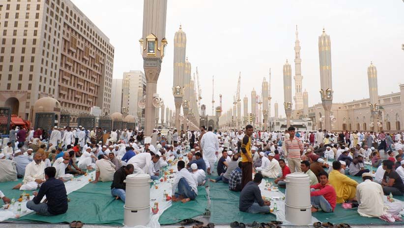 Ribuan Umat Muslim Buka Puasa Bersama di Masjid Nabawi, Begini Suasananya - Bagian 2