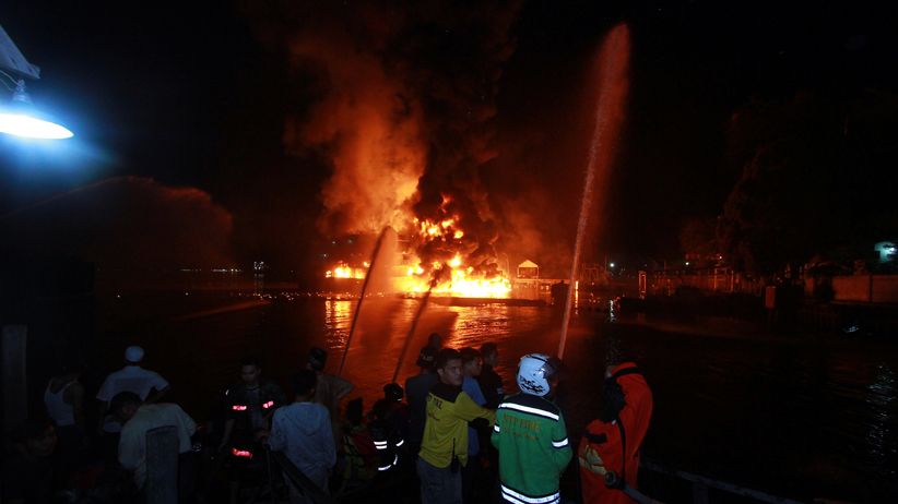 Kapal Tanker BBM Pertamina Terbakar di Banjarmasin - Bagian 2