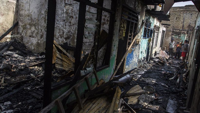 Kebakaran di Permukiman Padat Bidara Cina Hanguskan Puluhan Rumah - Bagian 1