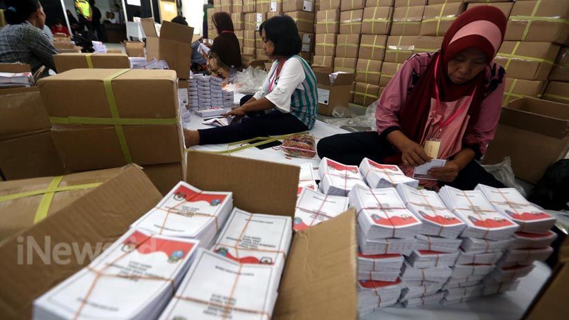 KPU Surabaya Lipat Surat Suara Pilgub Jatim - Bagian 1