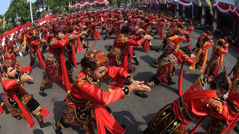 Meriahkan HUT Ke-725 Kota Surabaya, Ratusan Murid SD Tampilkan Tari Remo  - Bagian 1