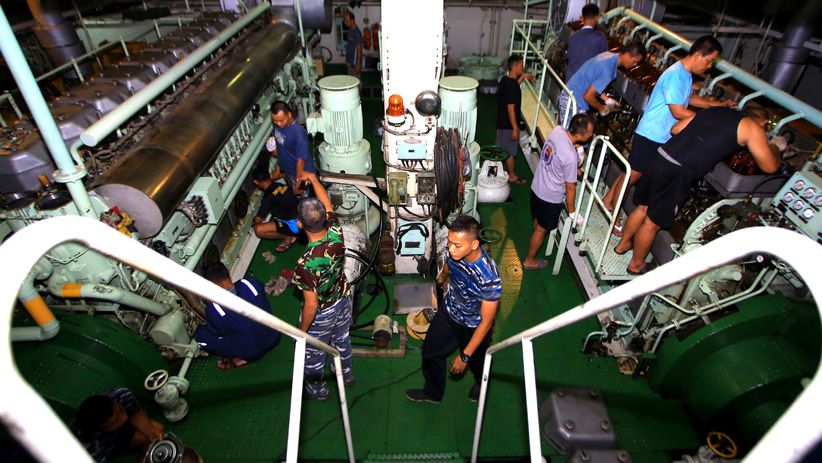 Perawatan Alutsista, Prajurit TNI AL Cek Berkala Mesin KRI Makassar 590 - Bagian 1