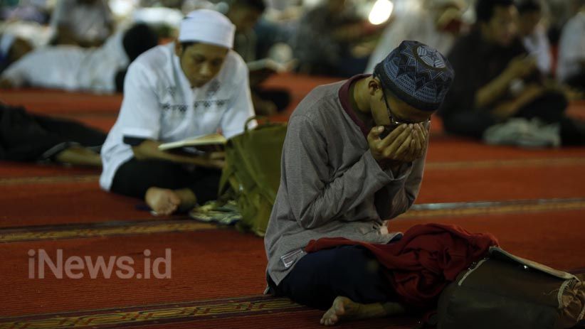 Umat Muslim Mencari Malam Lailatul Qadar di Masjid Istiqlal - Bagian 4