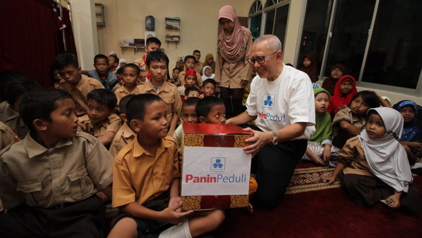 Panin Bank Bagikan Sembako Gratis kepada Warga Kurang Mampu - Bagian 1