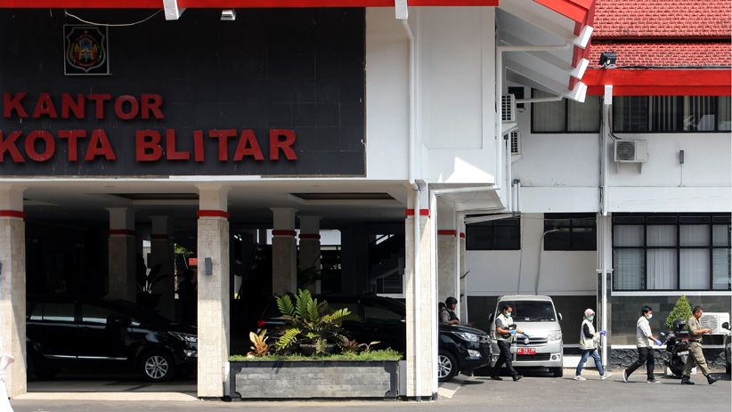 KPK Lanjutkan Penggeledahan Kantor Wali Kota Blitar - Bagian 2