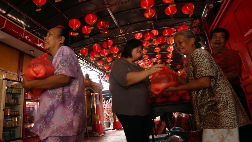 Kelenteng Cokro Bagikan Sembako Gratis untuk Kebutuhan Lebaran - Bagian 1