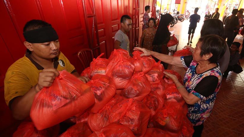 Kelenteng Cokro Bagikan Sembako Gratis untuk Kebutuhan Lebaran - Bagian 4