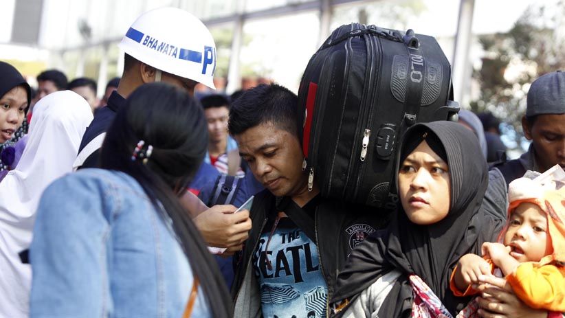 Puluhan Ribu Pemudik Padati Stasiun Senen - Bagian 3