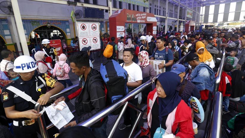 Puluhan Ribu Pemudik Padati Stasiun Senen - Bagian 1