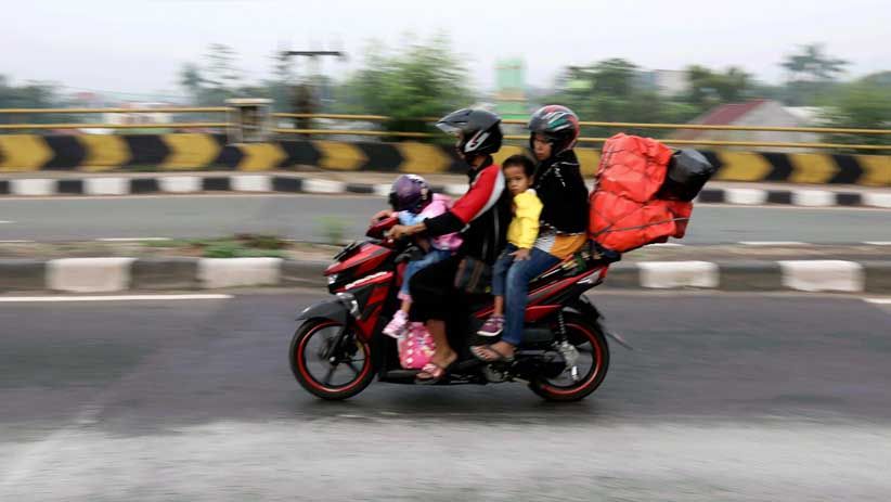 Abaikan Keselamatan, Pemudik Motor Bawa Muatan Melebihi Kapasitas - Bagian 1