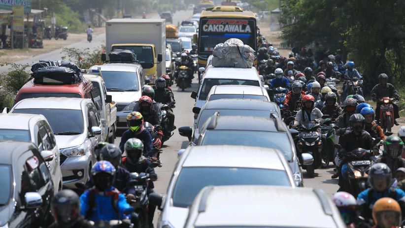 Jalur Alternatif Karawang Dipadati Pemudik, Lalu Lintas Tersendat - Bagian 1