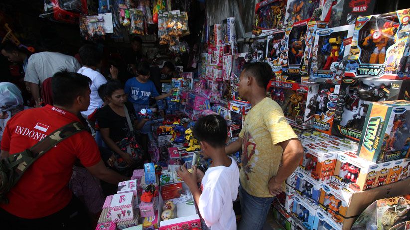 Pusat Jual Mainan Pasar Gembrong Diserbu Pembeli - Bagian 1
