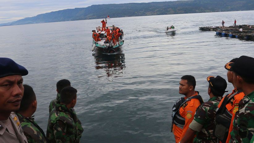 Hari Ketiga Kapal Tenggelam di Danau Toba, 160 Penumpang Masih Dicari - Bagian 1