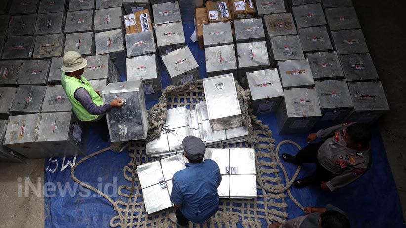 KPU Kirim Logistik Pilkada Jatim ke Masalembu Pakai Kapal Laut - Bagian 3