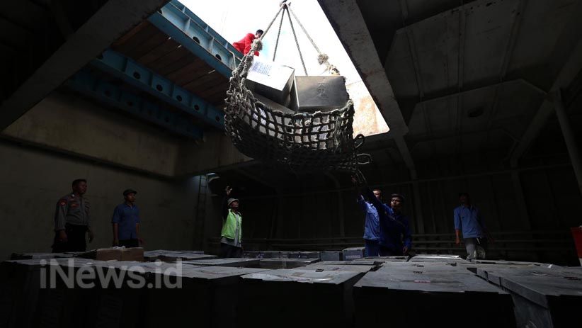 KPU Kirim Logistik Pilkada Jatim ke Masalembu Pakai Kapal Laut - Bagian 1