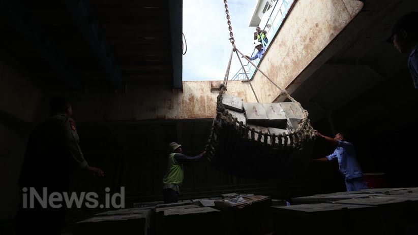 KPU Kirim Logistik Pilkada Jatim ke Masalembu Pakai Kapal Laut - Bagian 4