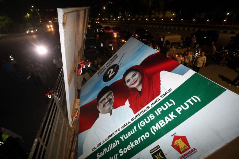 Memasuki Masa Tenang Pilgub Jatim, KPU Bersihkan Alat Peraga Kampanye  - Bagian 2