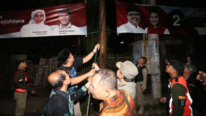 Memasuki Masa Tenang Pilgub Jatim, KPU Bersihkan Alat Peraga Kampanye  - Bagian 4