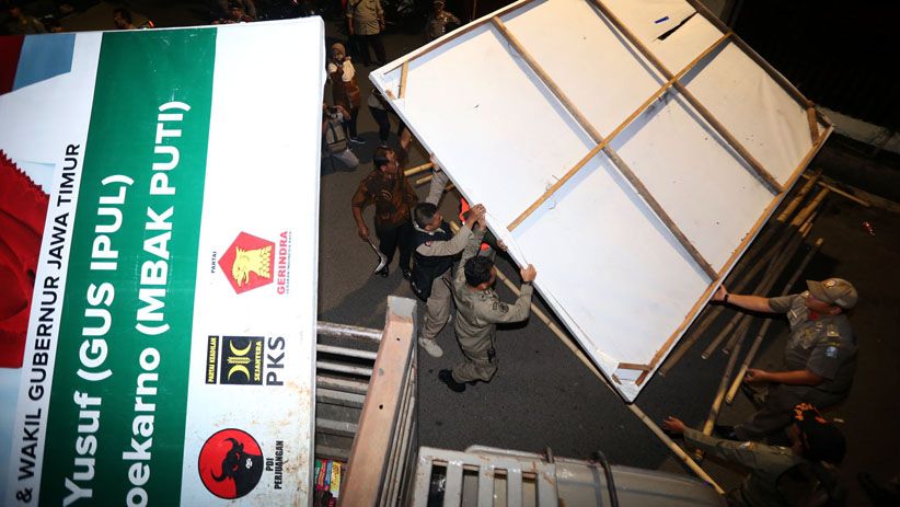 Memasuki Masa Tenang Pilgub Jatim, KPU Bersihkan Alat Peraga Kampanye  - Bagian 6