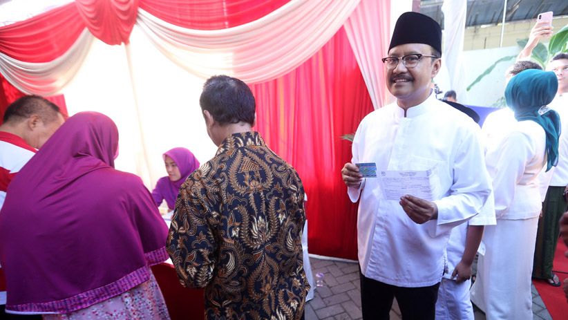 Nyoblos di TPS 03 Gayungan, Gus Ipul Pamer 2 Jari Bertinta - Bagian 5