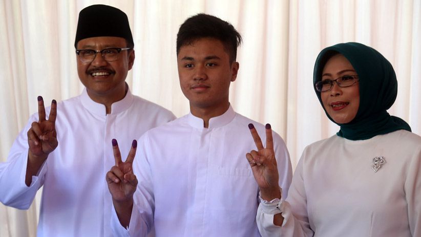 Nyoblos di TPS 03 Gayungan, Gus Ipul Pamer 2 Jari Bertinta - Bagian 1
