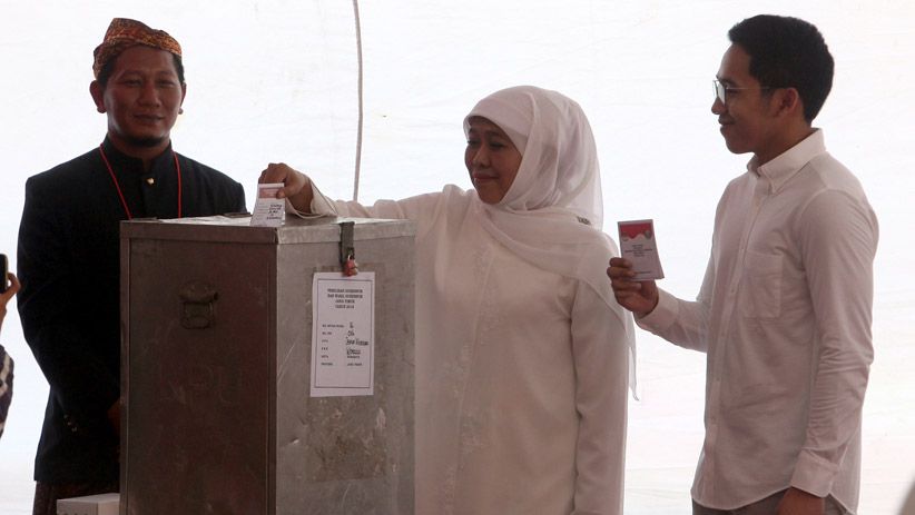 Kompak Berbaju Putih, Khofifah dan Keluarga Nyoblos di TPS 16 Jemursari - Bagian 2