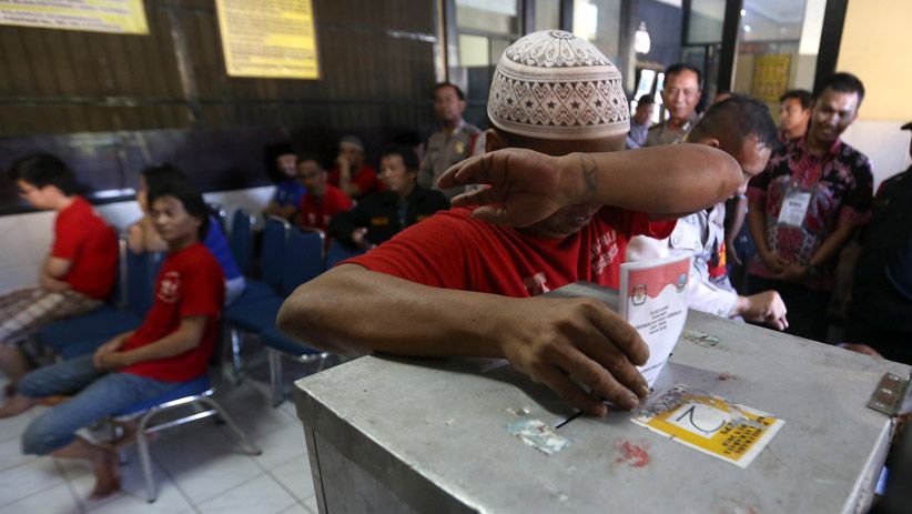 Pilgub Jatim, Tahanan Gunakan Hak Pilih di Polrestabes Surabaya - Bagian 1