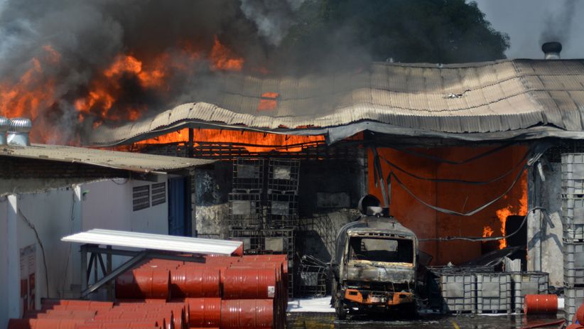 Pabrik Tiner di Sidoarjo Terbakar, Asap Hitam Mengepul - Bagian 2
