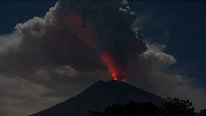 Gunung Agung Erupsi, Muntahkan Abu Vulkanik Setinggi 2.000 Meter - Bagian 3