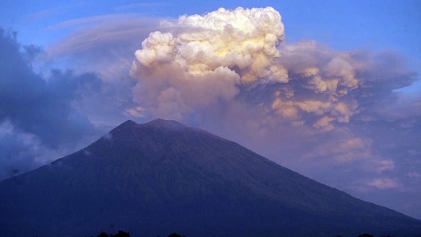 Terdampak Erupsi Gunung Agung, Bandara Notohadinegoro Jember Ditutup - Bagian 3