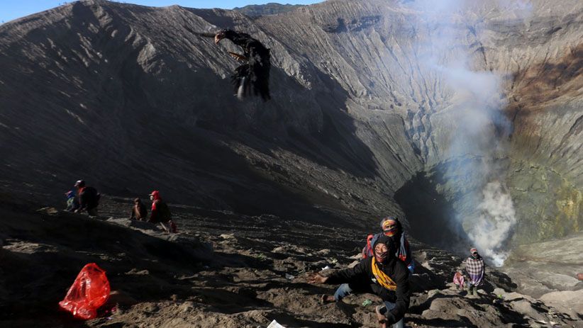 Masyarakat Tengger Jalani Ritual Yadnya Kasada di Gunung Bromo - Bagian 12